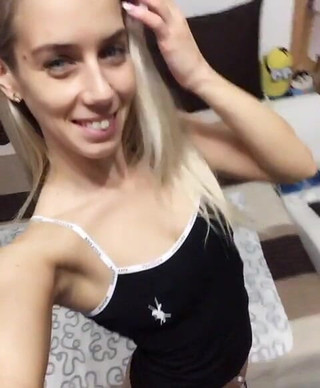 Nesty: Hei guys, coba cek pantatku yang manis