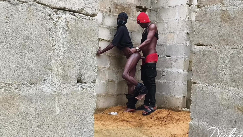 Dickass3x: Ebenholz, schleimige taille wurde an der wand eines nicht vollendeten...