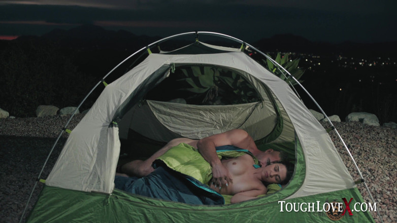 ToughLoveX: TOUGHLOVEX - Karl kampuje z Kylie Rocket