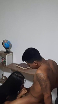 メラニーは義理の兄をからかう