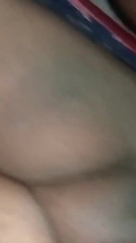 Pareja tamil folla en la noche diaria de rutina