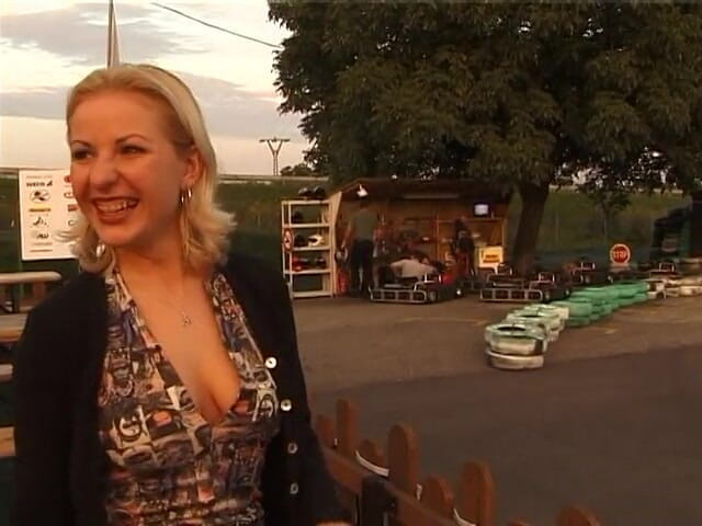 Lucky Cooch: Chica rubia sexy tiene un buen rato al aire libre...