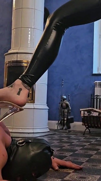 Miss Alessa Milano azotando de rodillas parte 2