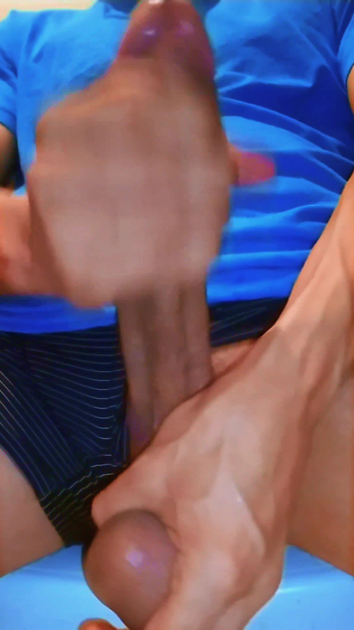 Naughty Cock: 다른 콘텐츠 제작자의 환상적인 섹스에 반응하는 거대한 부하. 네 방식이 뭐야? 그것은 아래로 실행하거나 삼키게?