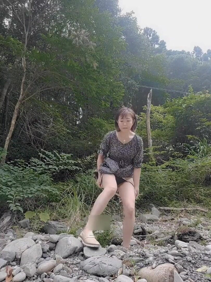 Mayumi Kanzaki: Exposition en extérieur et urine en extérieur