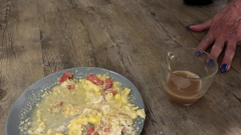 NaomiPerv: Trans Mistress Naomiperv Membuat Sarapan Pagi untuk Anda Menggunakan Hamba...