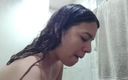 Artemisa: Kolombiyalı latin üvey annem banyo yapıyordu ve ben de onunla banyo...