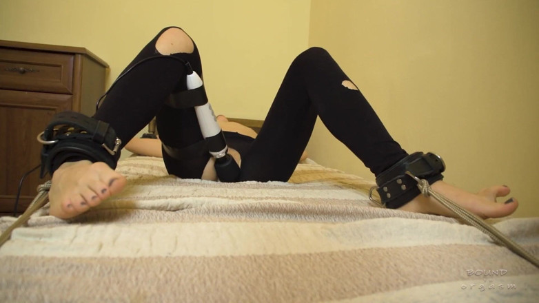 Bound to Orgasm: Squirming auf dem bett
