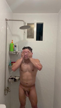 Sexy filipínský Twink si to dělá v parní sprše