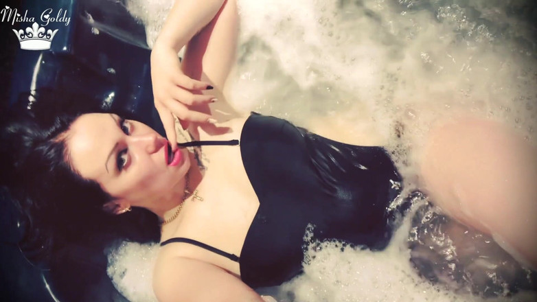 Goddess Misha Goldy: Bibir pink seksi &amp; fetish rambut basah