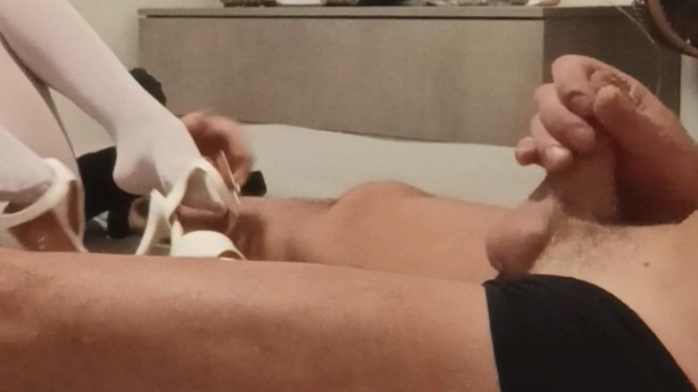 LauraOnHeels: MILF v punčocháčích a na podpatcích dělá footjob