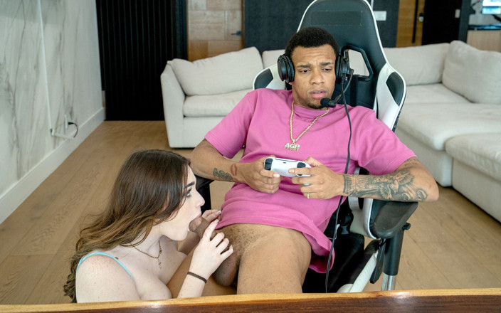 CamSoda: Sie Wird Ihn Nicht Spielen Lassen: Dicker Arsch Теетет Zerstört Das...