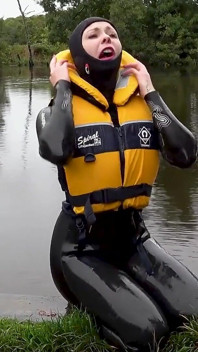 Lifejat & Cosy Wetsuit zachrání Lucy z řeky katastrofu