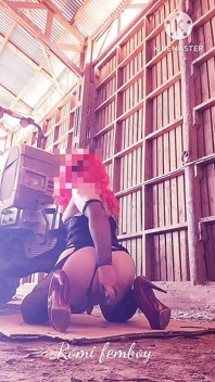 Lelaki pondan kongkek pantat dalam traktor