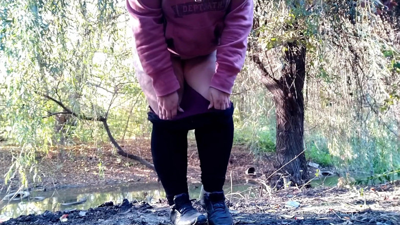 Elena: Tante semok dengan legging kencing di taman