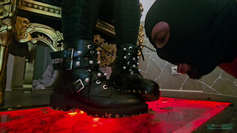 Strict Senz: Monika Schmidt - Suole Sporche Che Leccano Gli Stivali Della Gigantessa