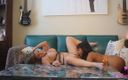 Jenna foxx: Jenna Foxx mâncând pizdă pe canapea cu Kayla Paige