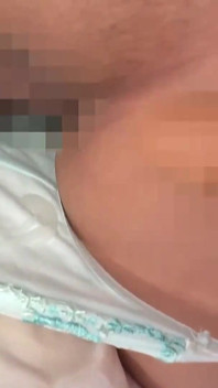 Sie masturbiert, während sie höschen trägt und sie werden beim anblick aufgeregt - 2