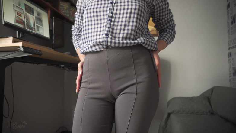 Teasecombo 4K: Secretara obraznică te seduce cu conturul ei de pizdă în pantaloni...