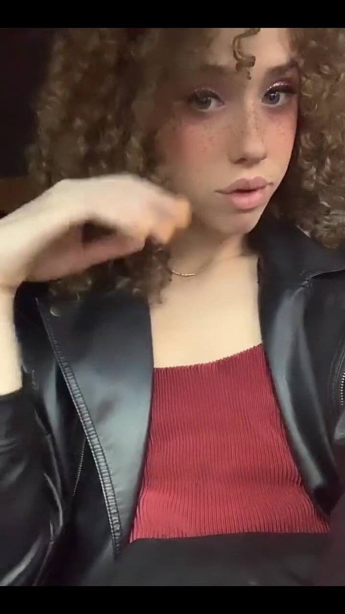 Tia Tizzianni Productions: 有人为我的女朋友付钱