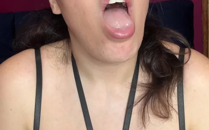 Young_strawberry: MILFka dostává sperma do pusy
