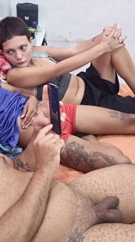 Heet seks met Jasmine Santana terwijl haar vriendin masturbeert.