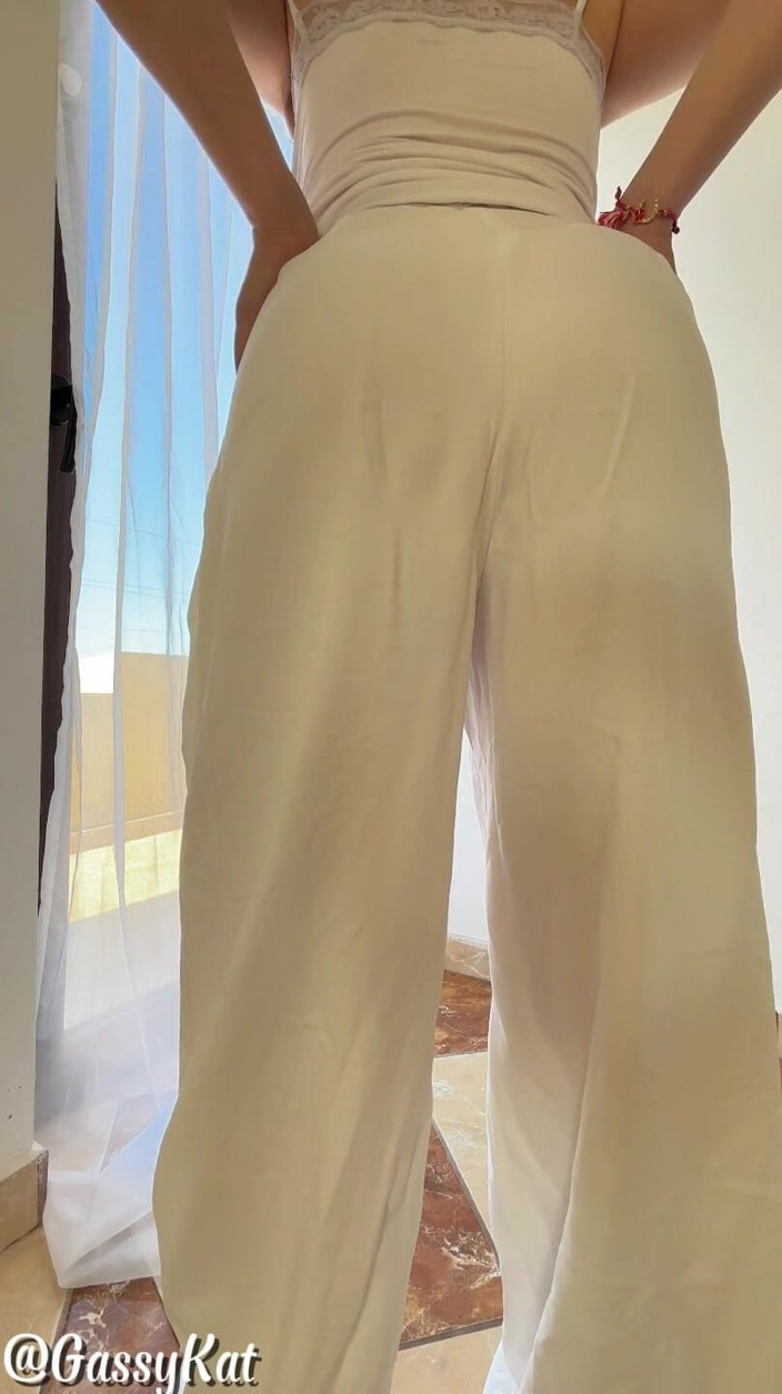 GassyKat: Pantalones blancos burbujean pedos