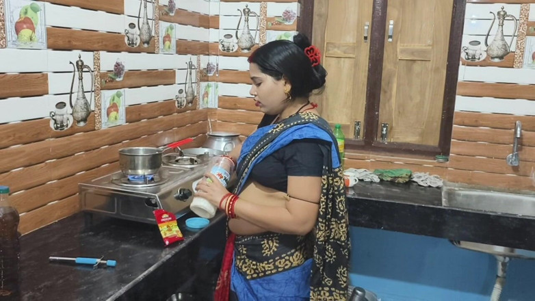 Sona bhabhi: Sexy indická milf služka manželka svádí a tvrdě šuká, desi sex...