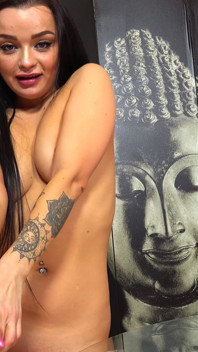 Esguichando consolo orgasmo para Daphne Klyde