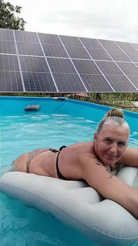 Femme au foyer chaude Lukerya en vacances au bord de l’eau