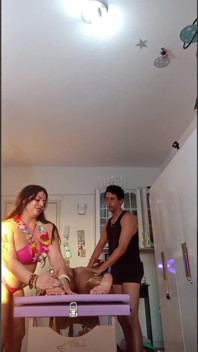 Pamela's vriend kreeg een harde lul en viel met zijn mond op Nicoly's kut: Echte en grenzeloze hoer!