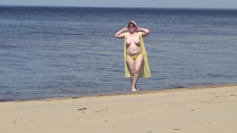 RedRoseRus: Sappige Vrouw Die Naakt Op Het Strand Lopen