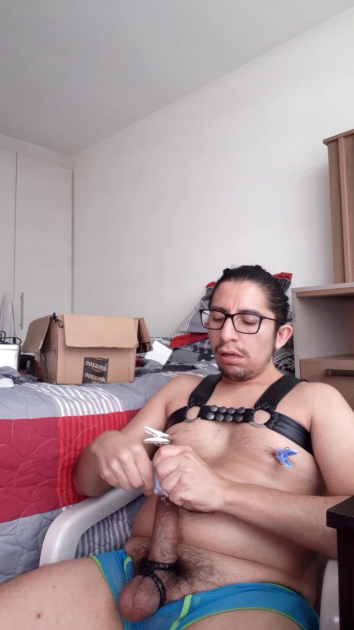 littlelatinhunter: 我想要挤压这些，我越来越想要。一个帮我的奴隶？