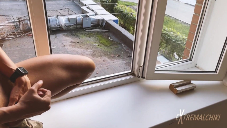 Extremalchiki: Fire exit naked cumshot