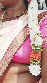 Sexo en coche indio telugu sari ama de casa viaje en coche para follar con el amigo de Husbend Habla sucio telugu.