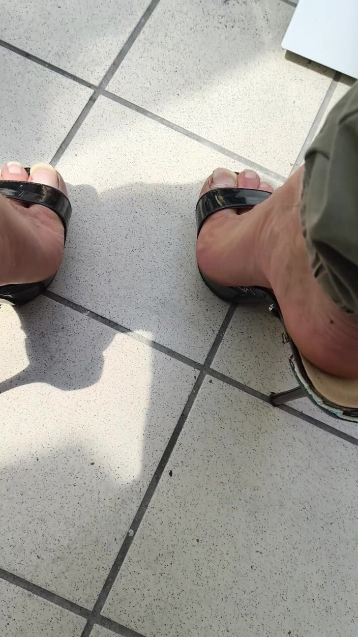 Mutsakin: Sepatu hak tinggi dan kaki yang sangat seksi