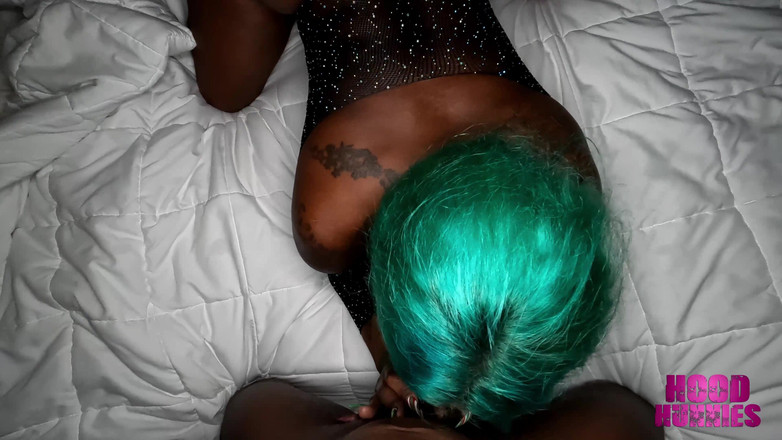 Hood Hunnies: Ta dziewczyna z zielonymi włosami bierze to w dupę