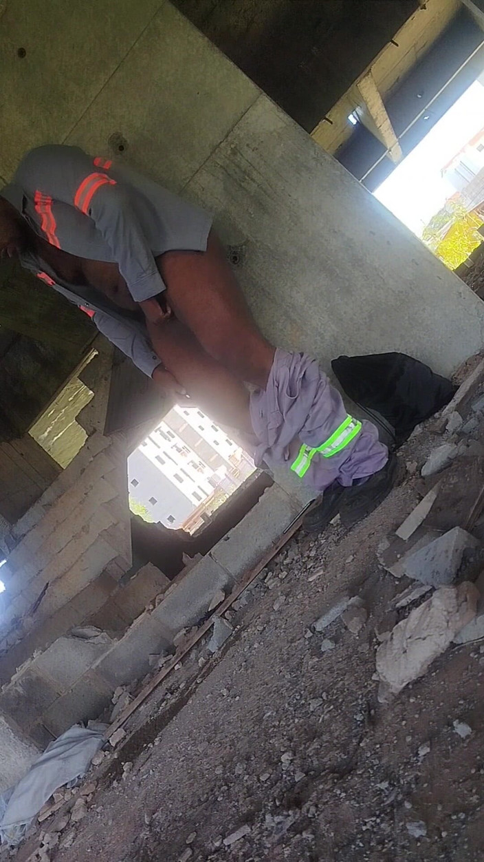 TheBlacKHunterr: Masturbarse oliendo a botas