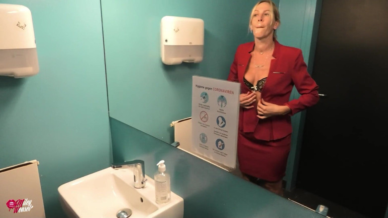 Miley Weasel: ブロンドのオフィス痴女が会社のトイレで犯された!!