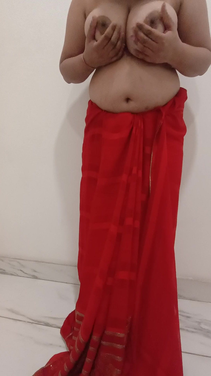 LailaDesire: Interaksi Pertama - Tarian Buah dada, Pertunjukan pepek