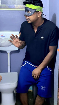 Mon demi-frère se fait surprendre dans la salle de bain