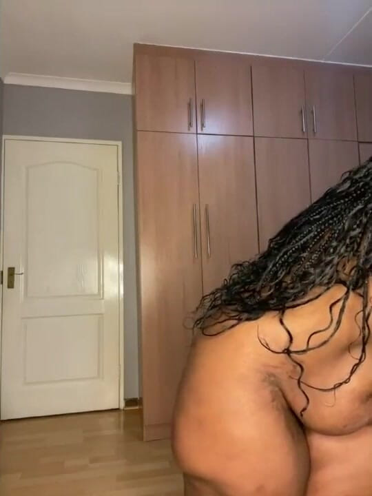 Legendary Booty Overdose: Une BBW à gros cul fait un strip-tease