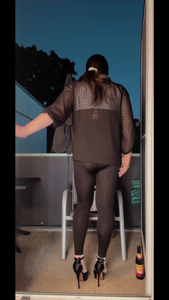SissyDaniella: Sissy neckt und reitet mit dildo auf dem balkon