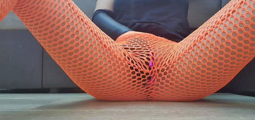 Putana dreams: Masturbasi keras dengan legging. Gadis remaja muncrat banyak banget