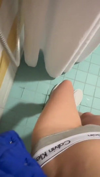 That's Why Girls Go to the Toilets in Groups! Squirt in Mcdonald's Toilet!