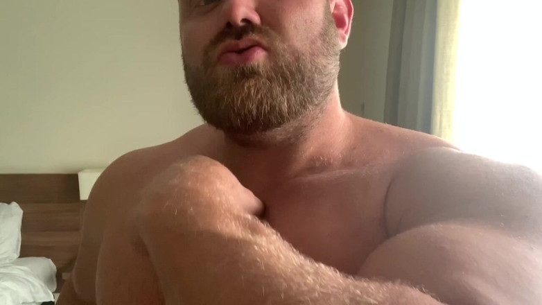 Jack stacked: Musculosa masturbando com enorme gozada