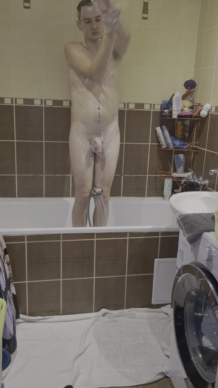 Fap_man93: Ayah muda mandi di kamar mandi