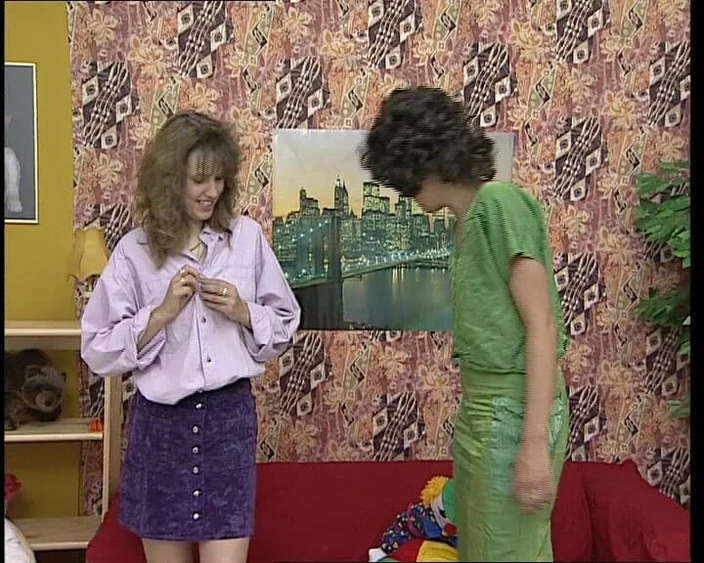 YOUR FIRST PORN: 통통한 창녀와 오줌 싸는 계모