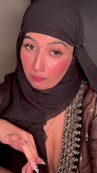 Une femme mariée en hijab suce une bite noire en secret
