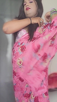 Pink Sari Laali Lal Lal Diste Mi Bhari Raja Bocha Majha Mar